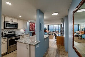 Frigorífico, microondas, horno y placa de cocina