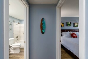 Combined shower/tub, hair dryer, towels, soap - Oceanfront condo with pool | Central Maui (Wailuku)