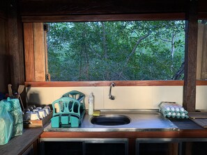 Oven, toaster, cookware/dishes/utensils, dining tables - Amazon Flowmove retreat centre in Algodoal (Maracanã)