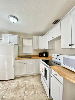 Frigorifero, microonde, piano cottura, macchina per tè/caffè