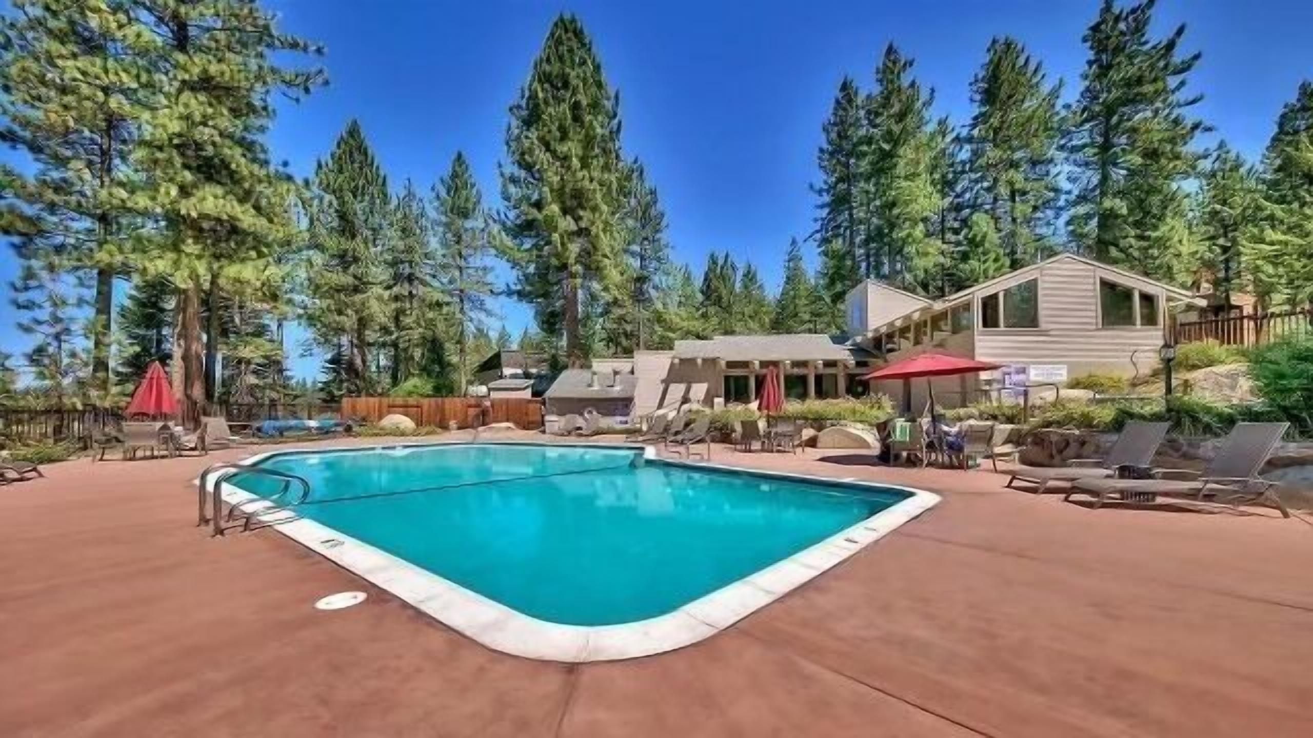 Spacious and renovated: easy access to beach, golf, casino, and ski!