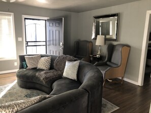 Televisión, chimenea y libros 