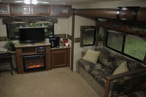 TV connectée, cheminée, chaîne hi-fi