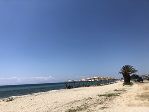 On the beach, sun loungers - Villa Portaria near the sea, in Portaria Bay (Nea Moudania, Portaria, Dionisiou)