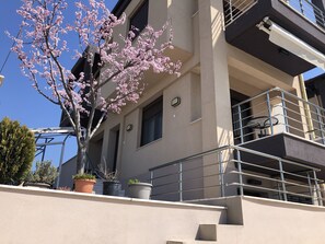 Exterior detail - Villa Portaria near the sea, in Portaria Bay (Nea Moudania, Portaria, Dionisiou)