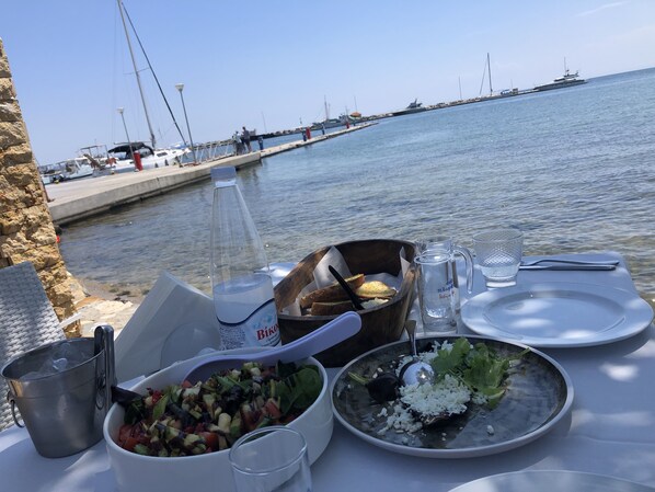 Outdoor dining - Villa Portaria near the sea, in Portaria Bay (Nea Moudania, Portaria, Dionisiou)