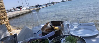 Villa Portaria near the sea, in Portaria Bay