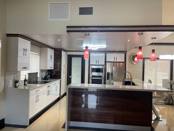 Fridge, microwave, oven, stovetop - LUXURY VILLA (Miami)