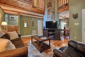 Smart TV, fireplace - DOG FRIENDLY! Less than a mile from Dollywood and a min drive to the Parkway (Pigeon Forge)