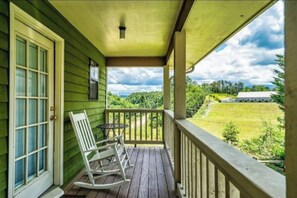 Property grounds - DOG FRIENDLY! Less than a mile from Dollywood and a min drive to the Parkway (Pigeon Forge)