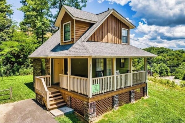 Exterior - DOG FRIENDLY! Less than a mile from Dollywood and a min drive to the Parkway (Pigeon Forge)