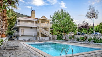 Deluxe Room | Outdoor pool | Outdoor pool, open 7:00 AM to 7:00 PM, pool umbrellas, sun loungers