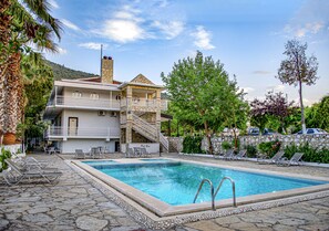 Habitación Deluxe | Alberca al aire libre | Alberca al aire libre, sombrillas en la alberca y camastros