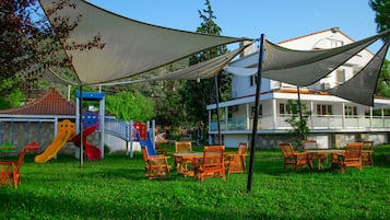 Deluxe Room | Minibar, in-room safe, individually decorated, individually furnished