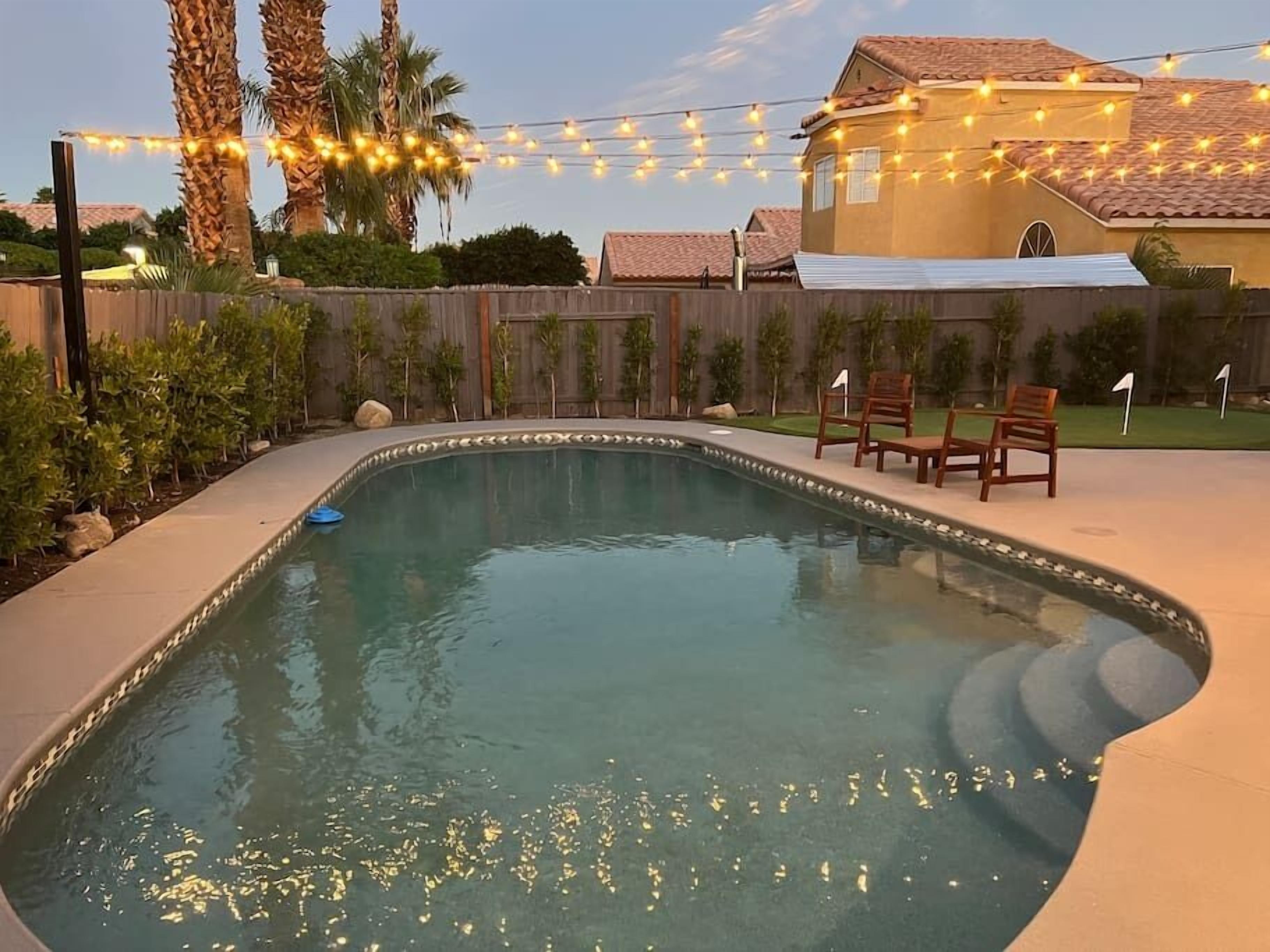 Desert Ficus: Pool, Putting Green, BBQ