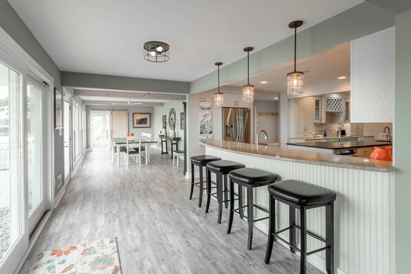 Frigorífico, microondas, horno y placa de cocina