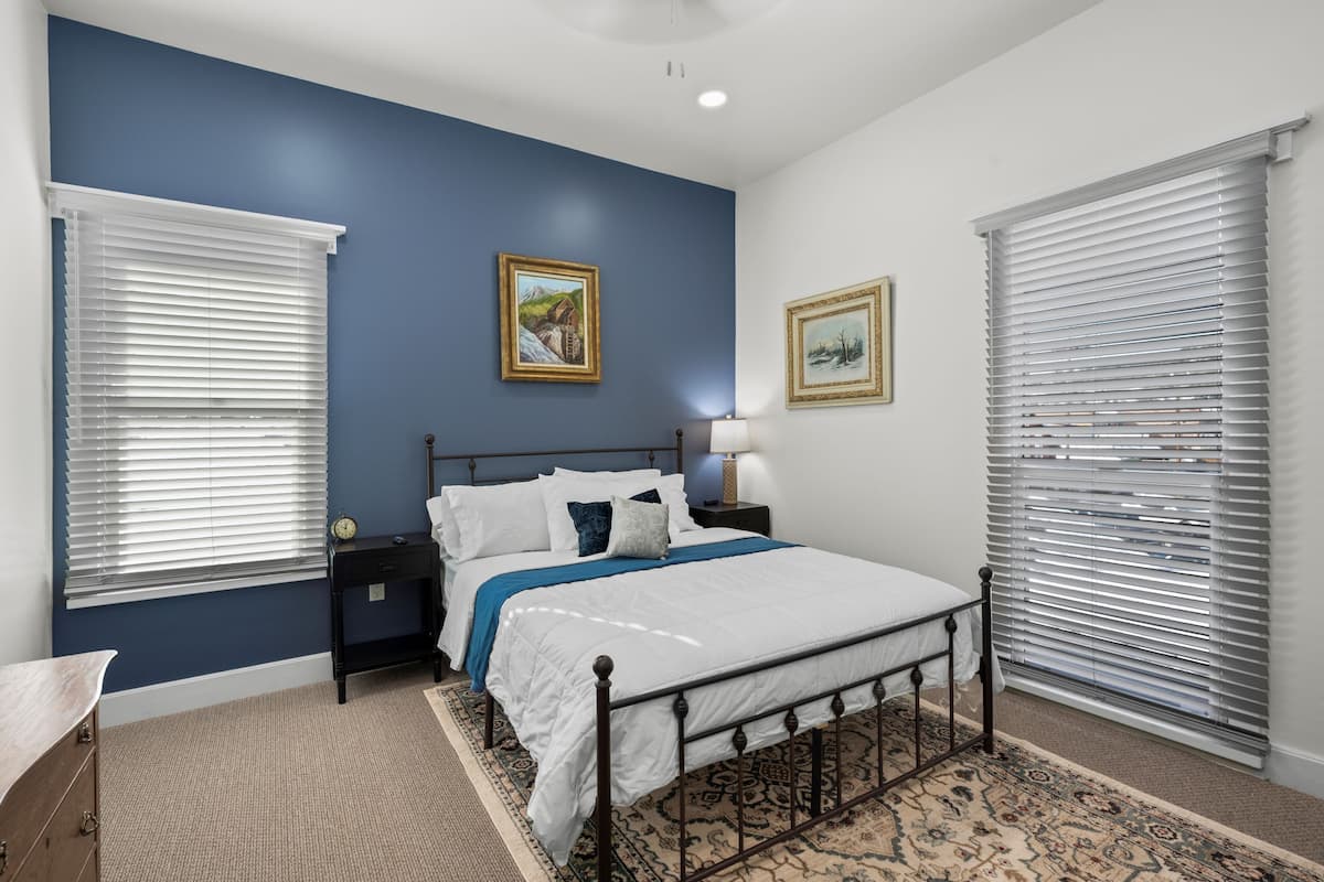 Room, 1 Queen Bed | Premium bedding, down comforters, pillowtop beds, individually decorated