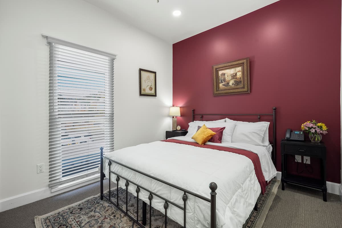 Room, 1 Queen Bed | Premium bedding, down comforters, pillowtop beds, individually decorated