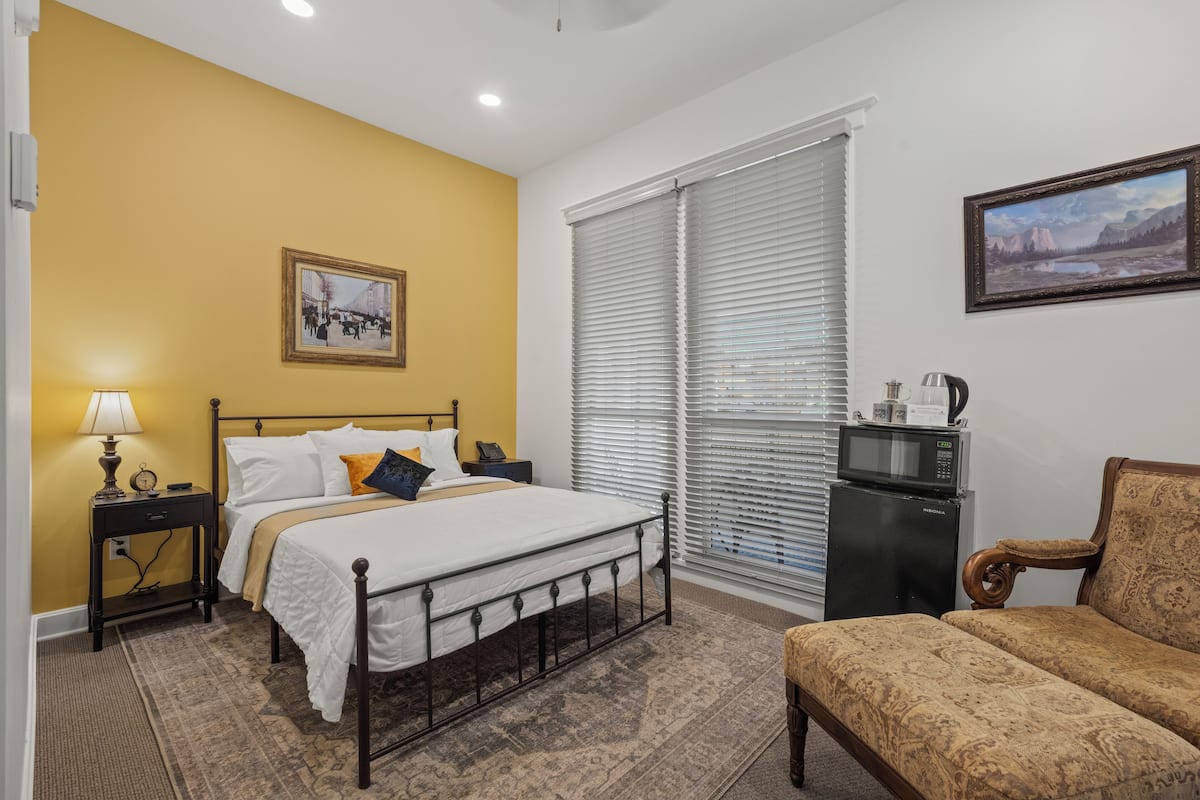 Room, 1 Queen Bed | Premium bedding, down comforters, pillowtop beds, individually decorated