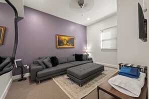 Dobbeltrom, 2 queensize-senger | Oppholdsområde | En 40-tommers smart-TV med digitale kanaler samt TV og Netflix