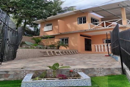 2 minutes from the main pier,  beach, super close to a mini market, main street.