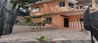 2 minutes from the main pier,  beach, super close to a mini market, main street.