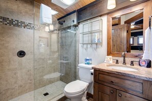 Dusche, Haartrockner, Bademäntel, Handtücher