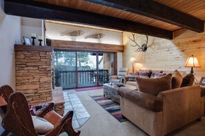 Smart TV, fireplace - Pool Table, Multi-Level, On Free Bus Route, Renovated, Ski Locker in Gondola Sq. (Steamboat Springs)