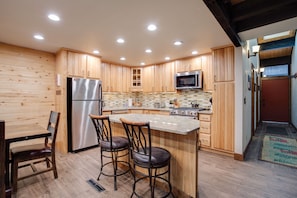 Full-size fridge, microwave, oven, stovetop