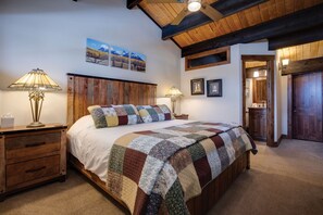 3 bedrooms, iron/ironing board, free WiFi, bed sheets - Pool Table, Multi-Level, On Free Bus Route, Renovated, Ski Locker in Gondola Sq. (Steamboat Springs)