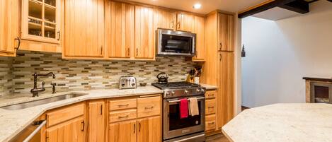 Full-sized fridge, microwave, oven, stovetop