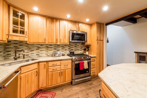 大冰箱、微波炉、烤箱、炉灶