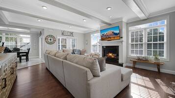 Smart TV, fireplace