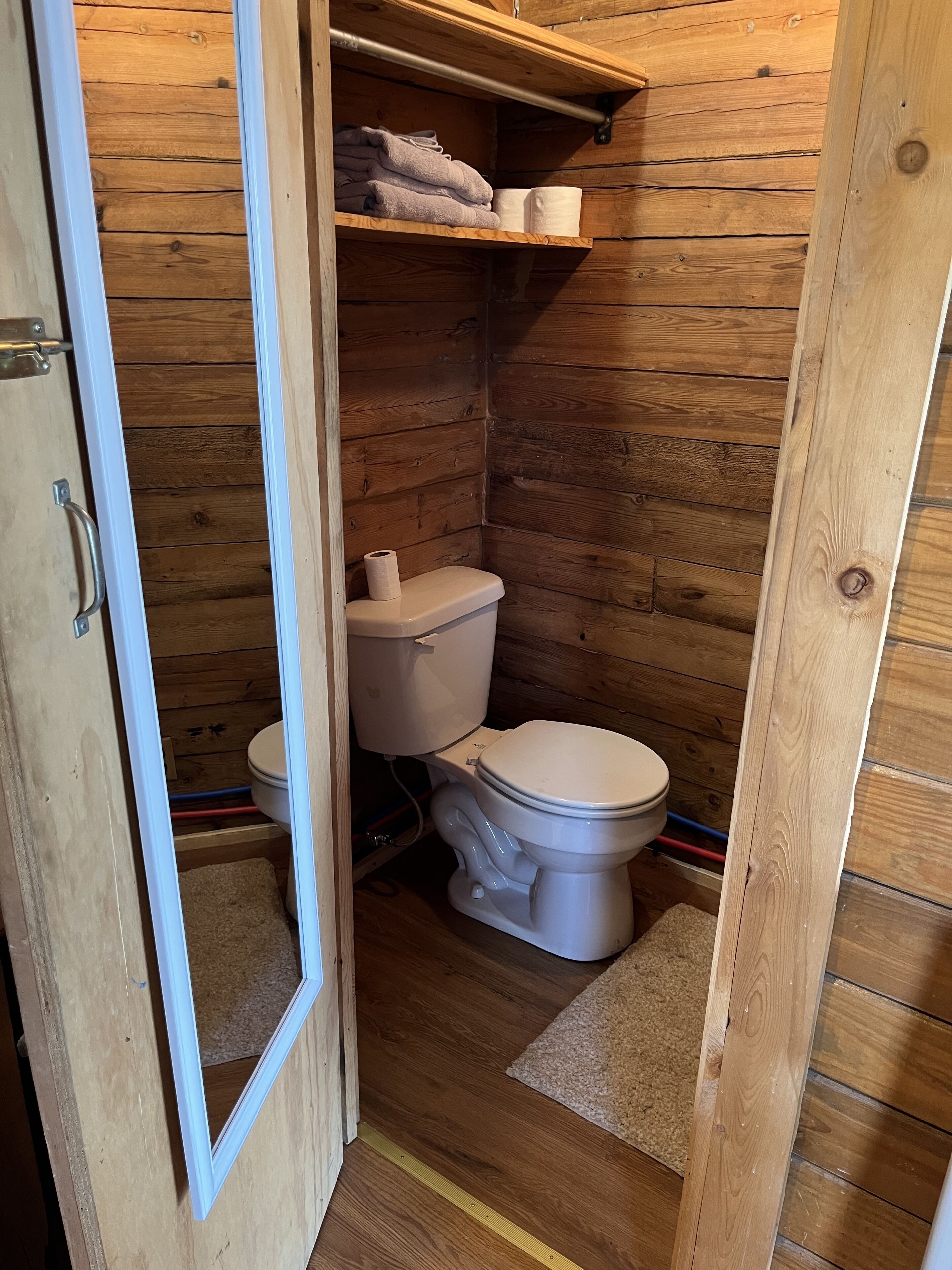 Een douche, handdoeken, zeep, toiletpapier