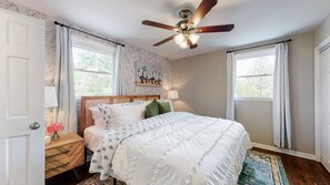 3 bedrooms, desk, iron/ironing board, free WiFi