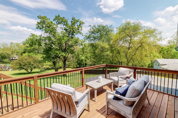 Enjoy the large deck and BBQ. Enjoy the awesome sunrise with a hot coffee.