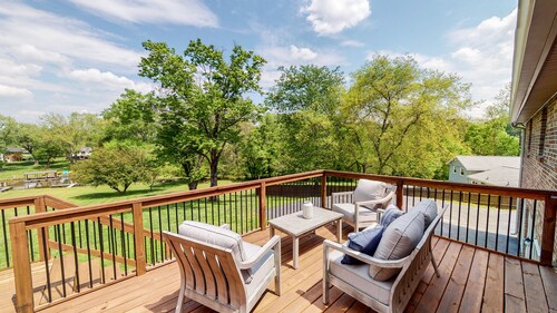 Old Hickory Lakefront home-lots of space for all-Nashville & Airport close