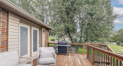 Old Hickory Lakefront home-lots of space for all-Nashville & Airport close