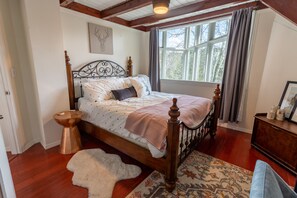 3 bedrooms, in-room safe, desk, iron/ironing board