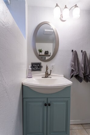 Combined shower/tub, towels, soap, shampoo