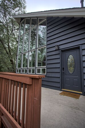 Exterior detail - Family & Pet Friendly Cabin w/ AC in Lake Arrowhead - Midweek Stay 3, Pay 2 Deal (Lake Arrowhead)