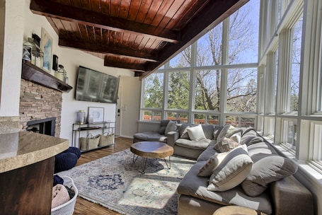 Smart TV, fireplace. Mountain Escape w/ AC Near Village w/ Private Lake Trail Access, Deck & BBQ