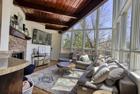 Smart TV, fireplace - Family & Pet Friendly Cabin w/ AC in Lake Arrowhead - Midweek Stay 3, Pay 2 Deal (Lake Arrowhead)