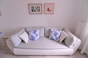 Apartment, Multiple Beds | Living room | 30-inch TV with cable channels