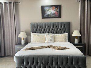 3 bedrooms, desk, travel cot, WiFi