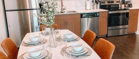 Réfrigérateur, micro-ondes, four, plaque de cuisson