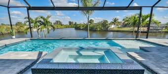Lazy Lobster Cape Coral Waterfront Oasis with 2 En-Suites