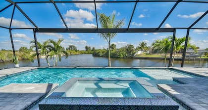 Lazy Lobster Cape Coral Waterfront Oasis with 2 En-Suites