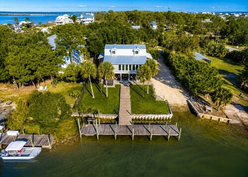 Blues Dock Of The Bay- Canal Front, Pet Friendly, Private Pool, Hot Tub!
