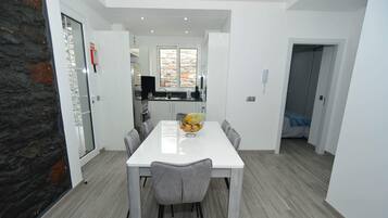 Appartement | Cuisine privée | Grand réfrigérateur, micro-ondes, four, plaque de cuisson